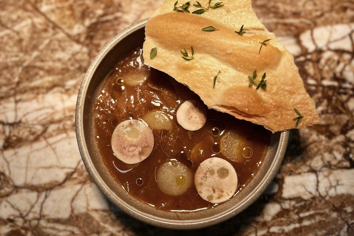 Miso cibulačka s chipsy a olejem