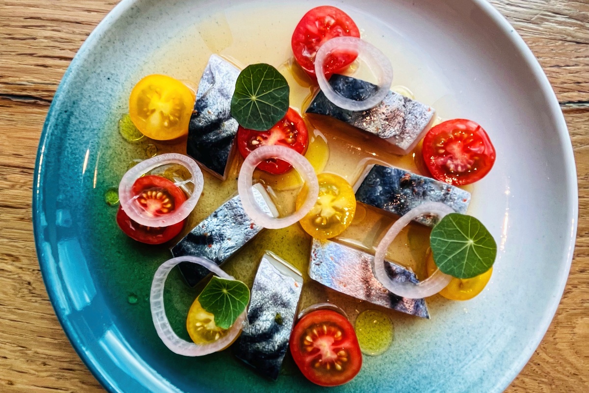 Marinovaná makrela s Gazpachem a cherry rajčaty