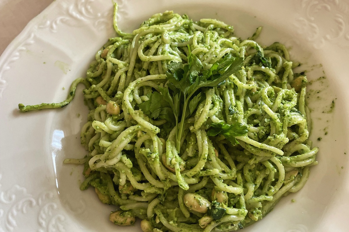 Těstoviny s petrželovým pestem, bílými fazolemi a hrachovým misem