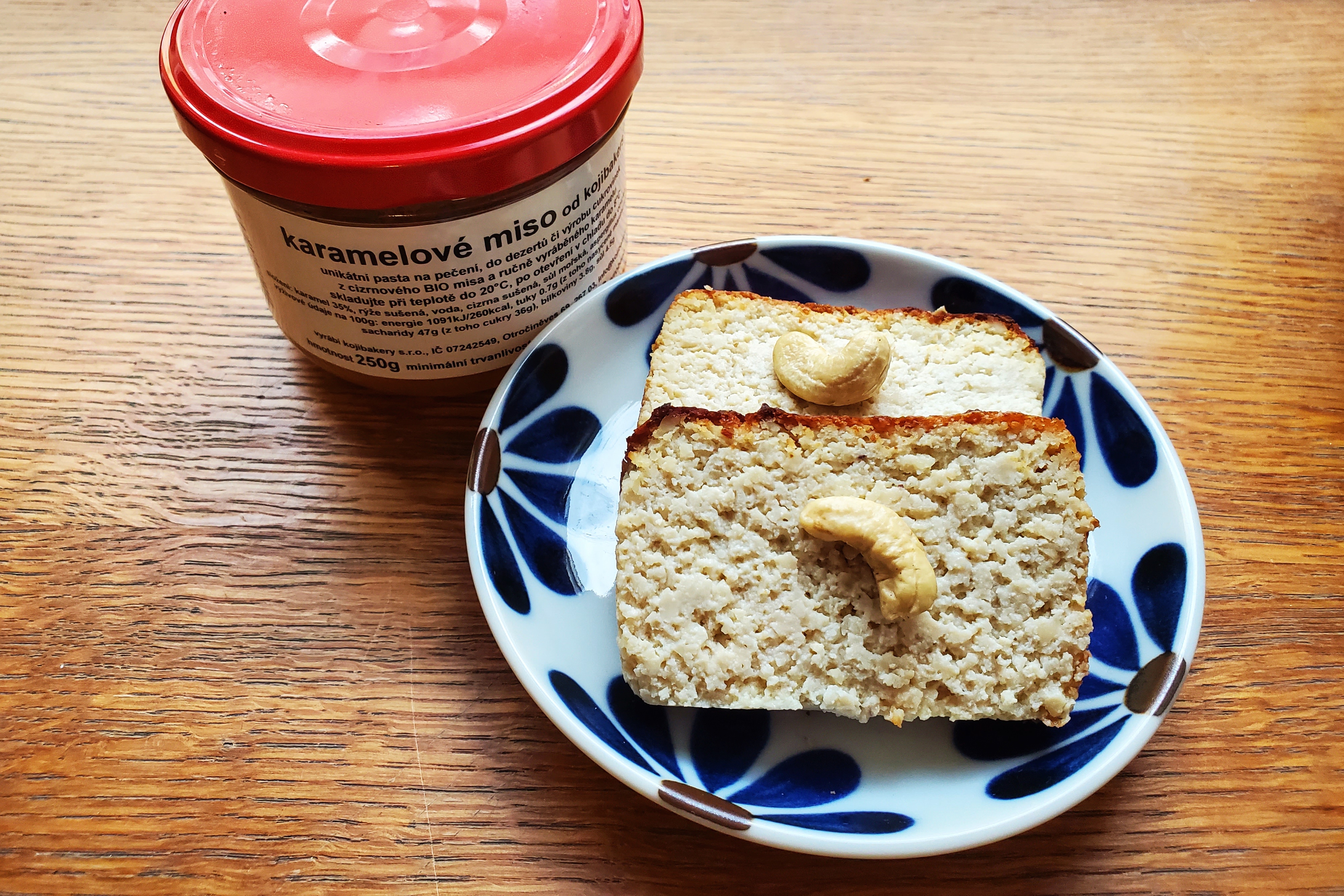 Kešu bábovka s misem