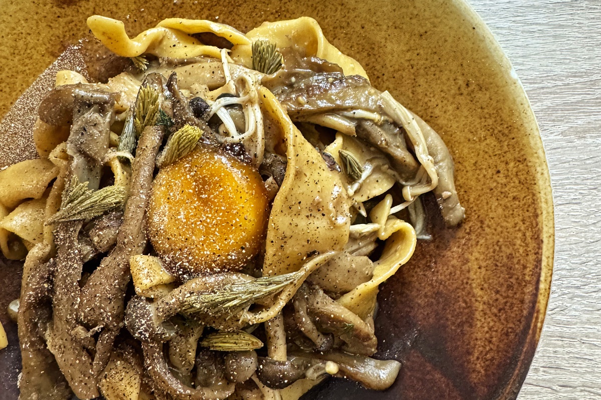 Těstoviny s houbovým garumem a misem