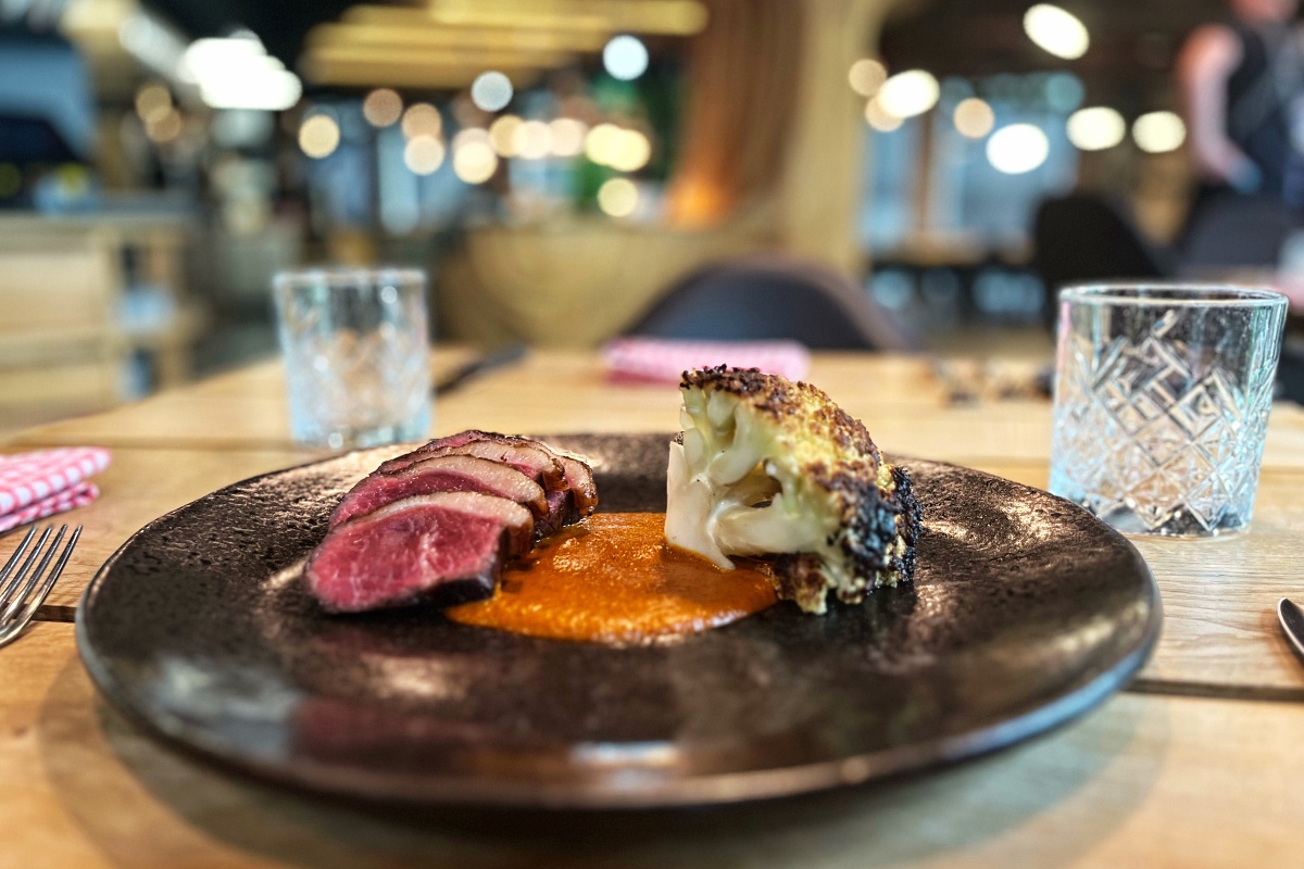 Picanha, cauliflower, tomato mole