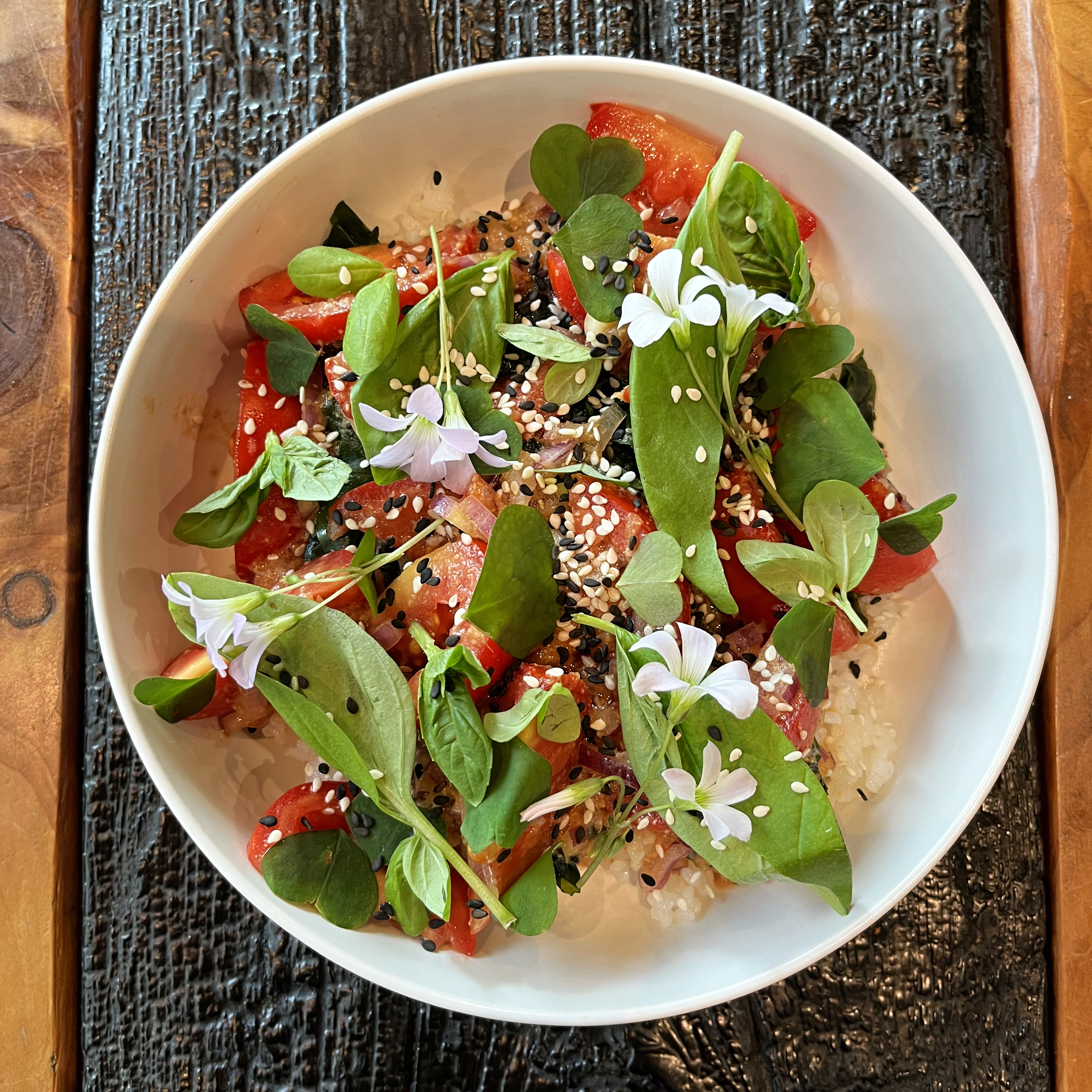 Rajčatový salát s rýží a miso dresinkem