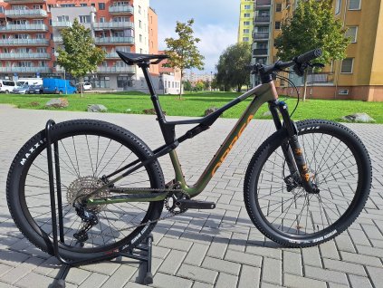 Horské celoodpružené kolo Orbea OIZ M30 2024 Chameleon Green Goblin/Black