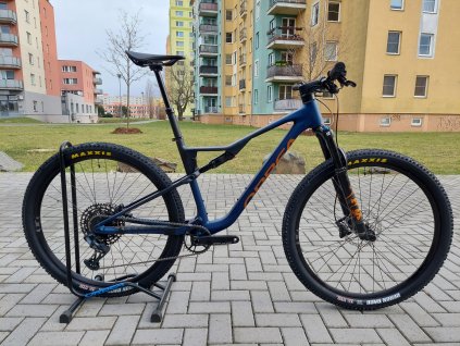 Horské celoodpružené kolo Orbea OIZ H20 2024 Moondust Blue/Leo Orange