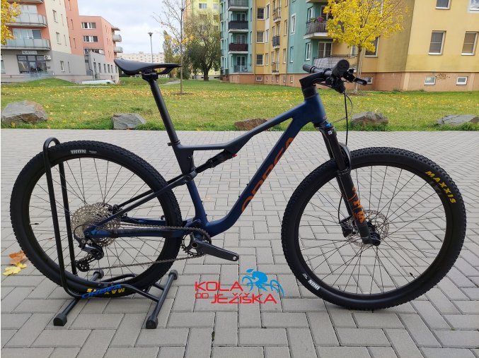 Horské celoodpružené kolo Orbea OIZ H30 2024 Moondust Blue/Leo Orange