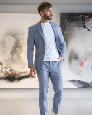 Objevte náš nový světle modrý oblek, ideální volba pro jarní dny. Působí elegantně, svěže a zároveň velmi moderně. Pro...