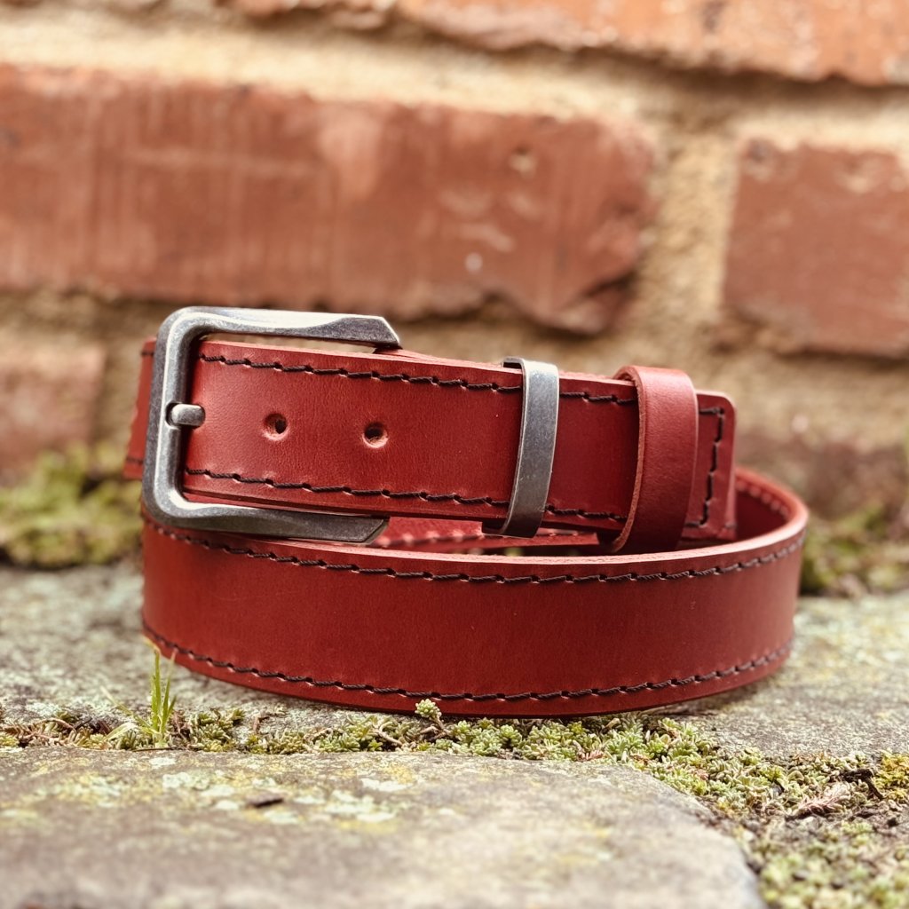 Opasek cihlové barvy s prošitím