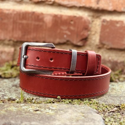 Opasek cihlové barvy s prošitím