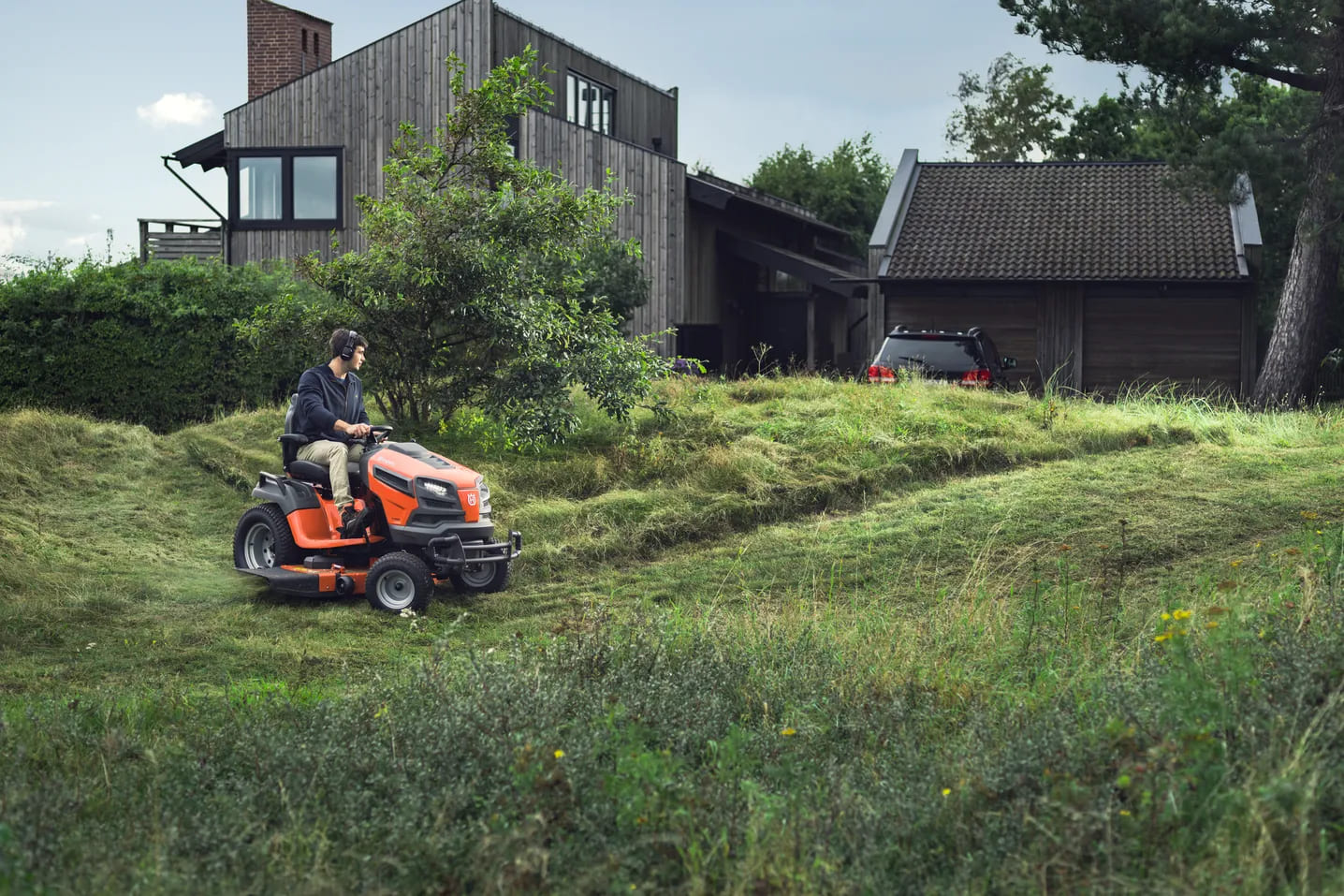 Jak vybrat zahradní traktor pro náročné podmínky? Průvodce od specialistů z KRES Krnov