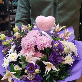 Blíží se Valentýn, eustoma v kyticích vypadá krásně. Pár kytic s ní pro vaši inspiraci VALENTÝN - sobota - otevřeno -...