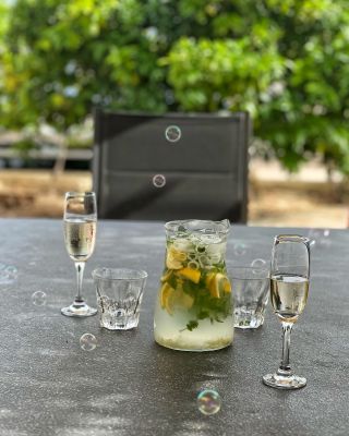 Každý ty své bubliny 🫧🍋 #frizzante #bubble#fresh#lemon#wine