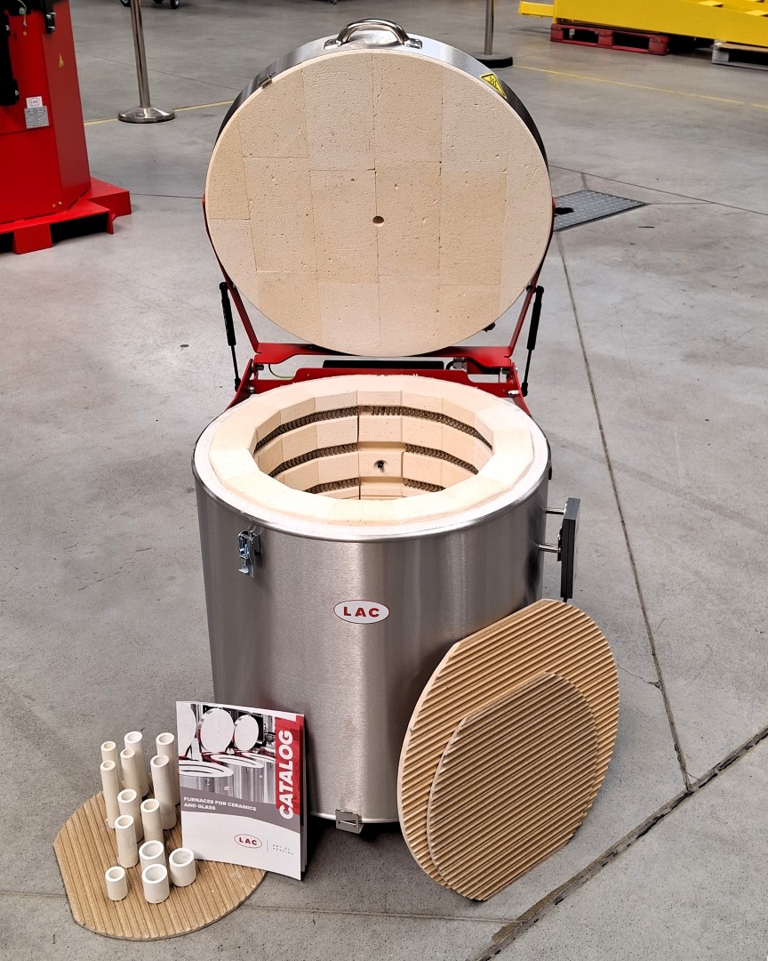 Open LAC ceramic kiln with kiln shelves and spacing columns