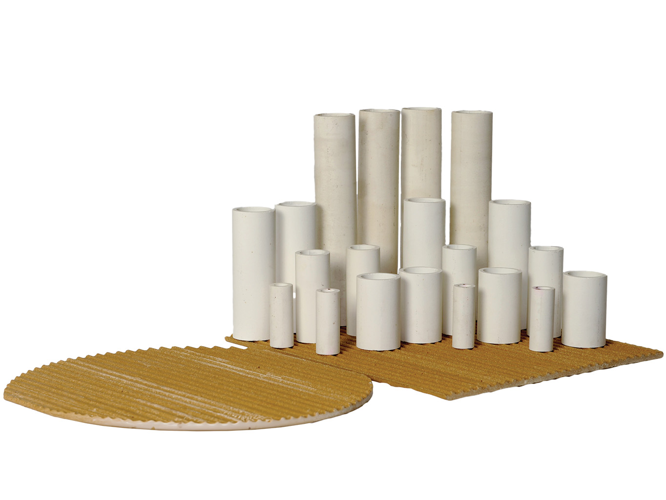 Ceramic kiln shelves and spacing columns for arranging multiple firing levels