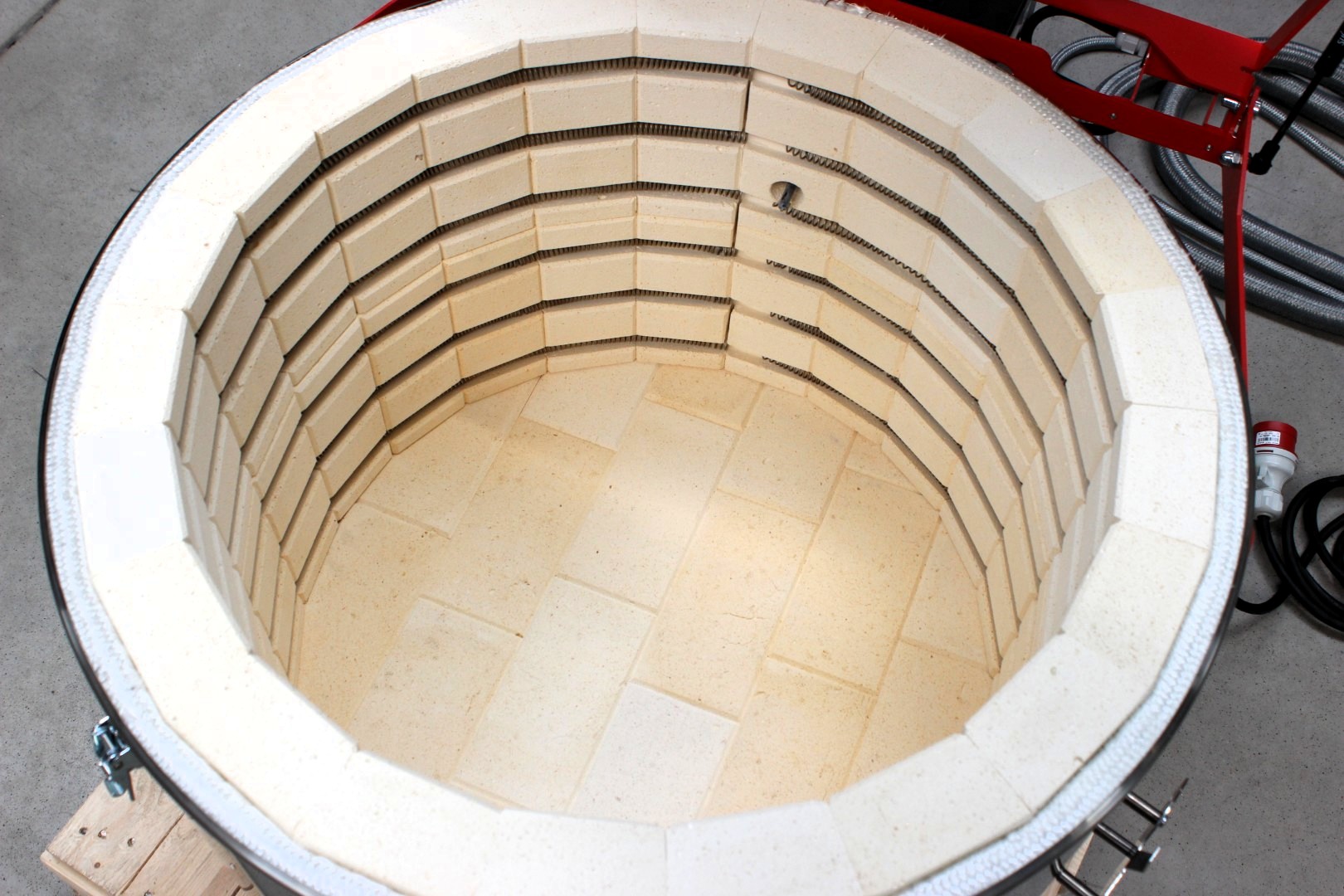Interior of a LAC M 150 top-loading ceramic kiln