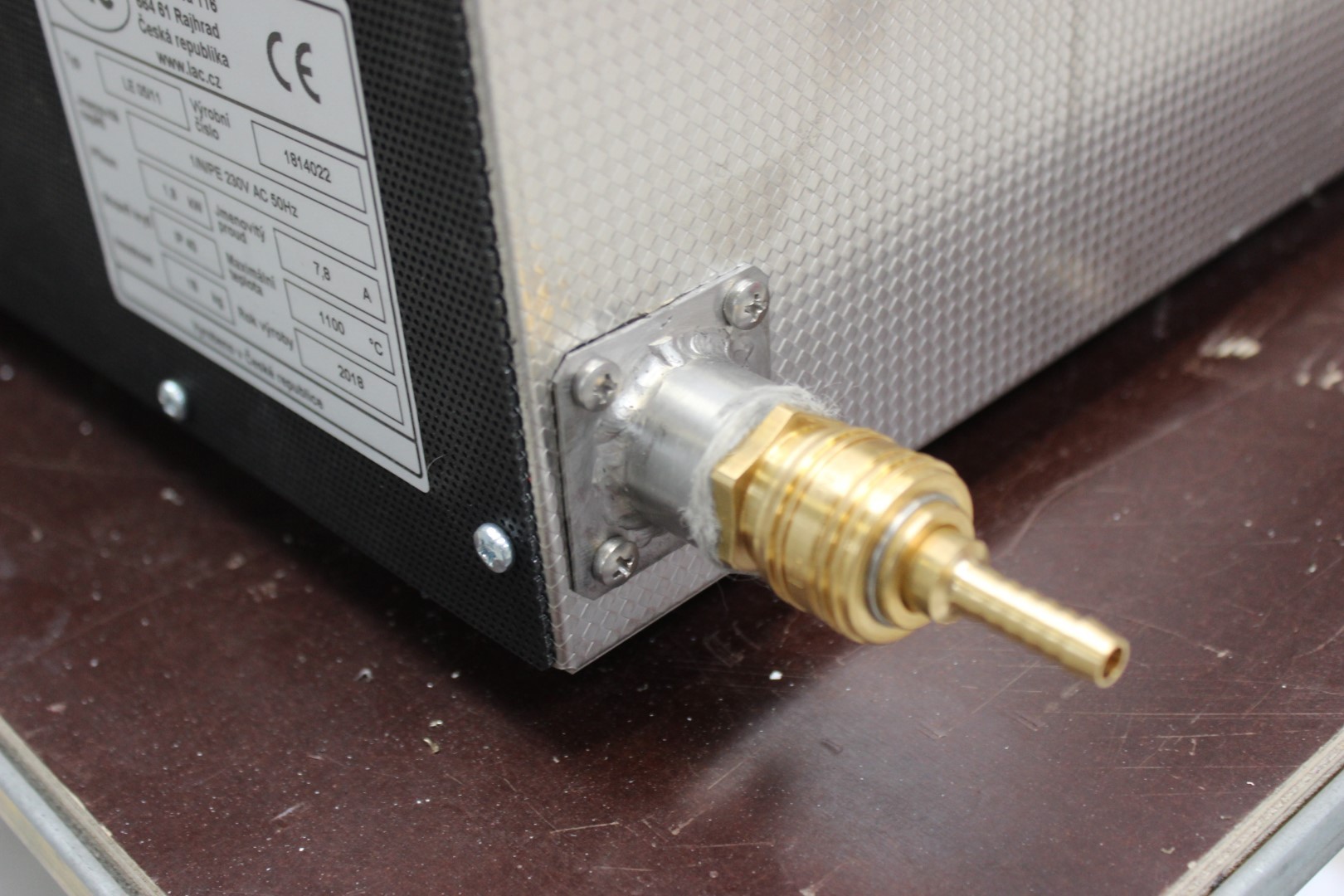 Protective atmosphere gas inlet on a LAC laboratory furnace