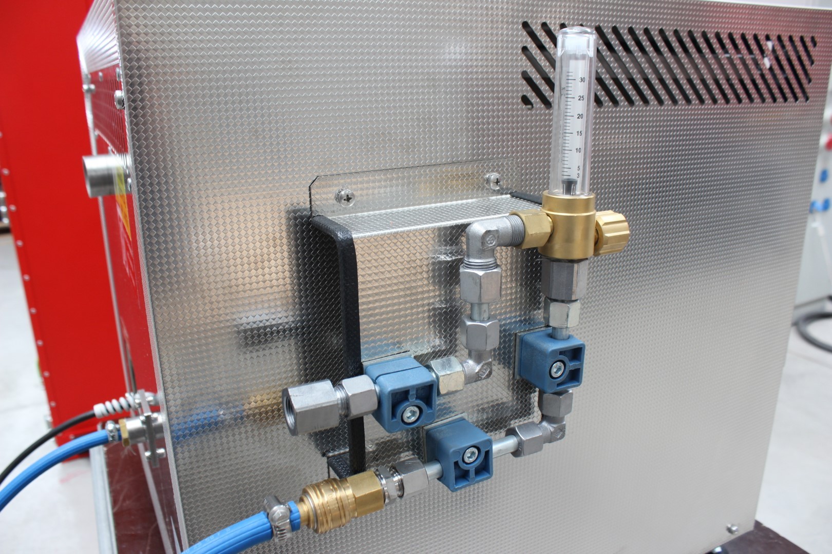 Protective atmosphere gas inlet and control valves on a LAC laboratory furnace