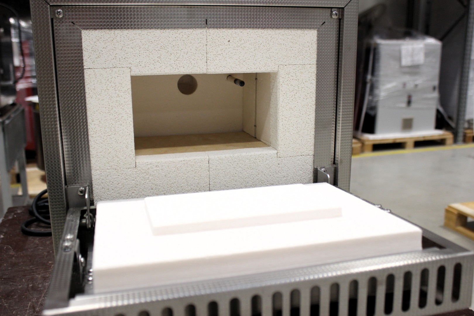 Open LAC laboratory furnace showing a different working chamber geometry