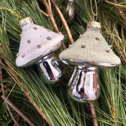 Stříbrná ozdoba muchomůrka - sametový klobouček (dva odstíny)