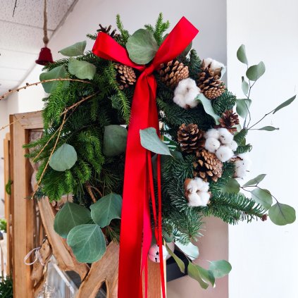 Zimní věnec - červená mašle a rolničky