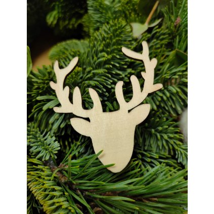 Dřevěné jelení hlavy