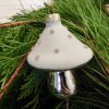 Stříbrná ozdoba muchomůrka - sametový klobouček (dva odstíny)
