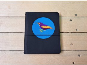 Vyšívaný kreativní deník KAREL A HYNEK v dárkovém balení - barevný ptáček