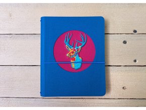 Vyšívaný kreativní deník KAREL A HYNEK v dárkovém balení - modrý jelen
