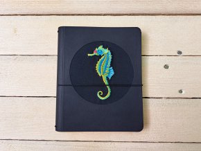 Vyšívaný kreativní deník KAREL A HYNEK v dárkovém balení - mořský koník