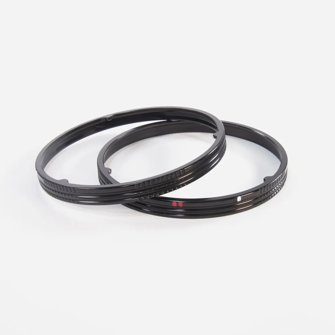 Pohľad na profiláciu drážok, ktoré zabezpečujú mechanické zaklinenie materiálu rukavice bez rizika strihu.