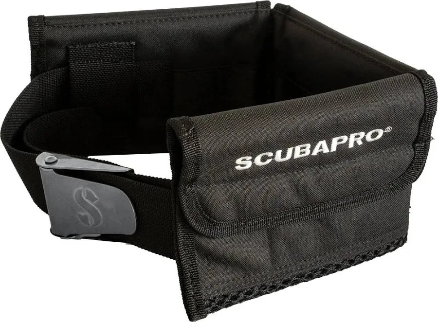 Pohľad na masívnu antikorovú pracku Scubapro s vyrazeným logom a mechanizmom pre bezpečné uchytenie popruhu.