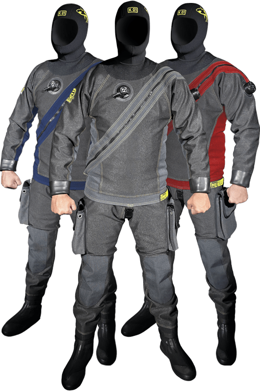 Detailné umiestnenie napúšťacieho ventilu na hrudi a ergonomické rozloženie cargo vreciek pre ľahký prístup v rukaviciach.