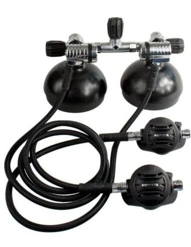 Detailné zobrazenie orientácie portov na telách prvých stupňov a ergonomického tvarovania druhých stupňov XTX50 s robustnými ovládačmi.