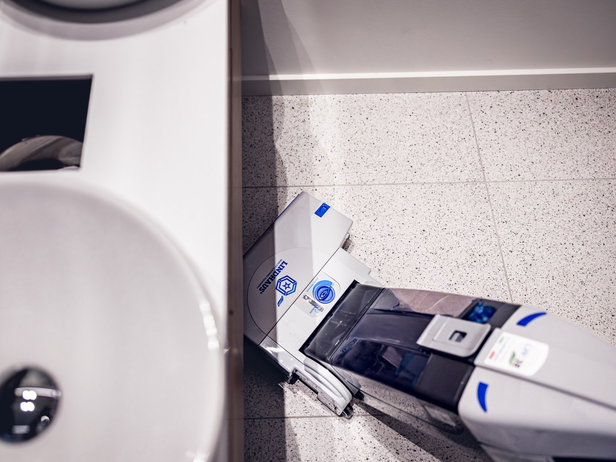 Lindhaus LW30 eco FORCE – čištění dlažby v koupelně