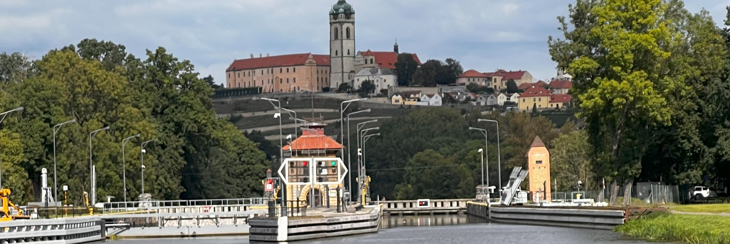 Plavební komora Hořín a zámek Mělník - pohled z lodi