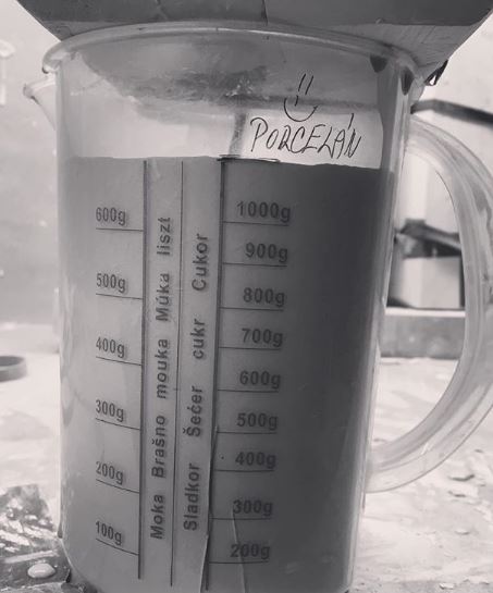 Jaký je rozdíl mezi keramikou a porcelánem? 