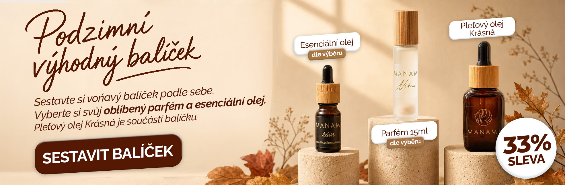 Banner "Podzimní výhodný balíček" — tři produkty MANAMI (parfém, esenciální olej a pleťový olej Krásná) na kamenných podstavcích s podzimní dekorací a teplým slunečním světlem, s CTA tlačítkem "Objevit balíček"