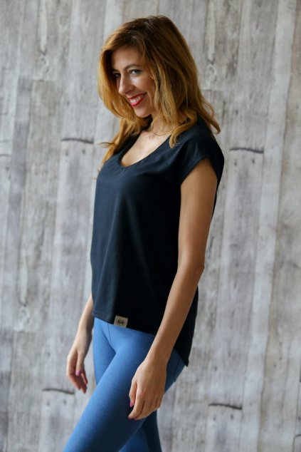 Tričko Via s výstřihem a nášivkou / Černá