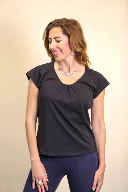 Tričko s řaseným výstřihem Ester s delším rukávkem / Černá