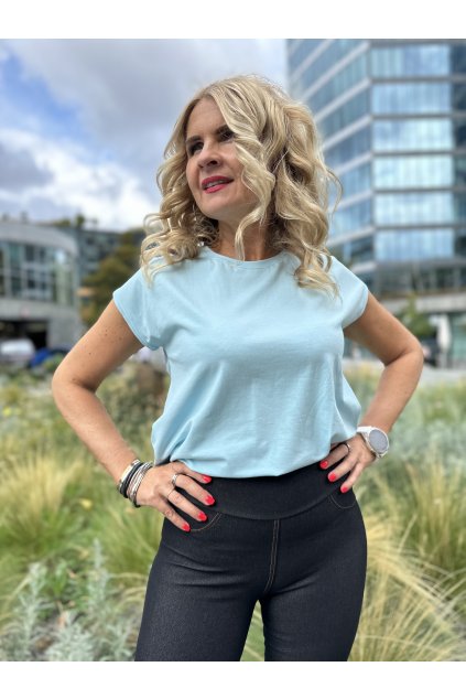 Tričko Via s nášivkou / Modrá světlá