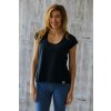 Tričko Via s výstřihem a nášivkou / Černá