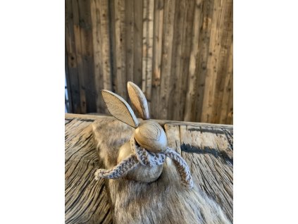 Dřevěný zajíc z mangového dřeva (malý - 12 cm) Winter Edition