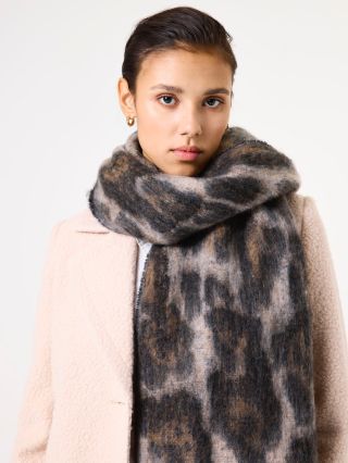 Nové zimní šály Garcia dorazily a přesně vědí, jak zjemnit mrazivý den.❄️ Vzorovaná pro hravé dny, červená pro navození...