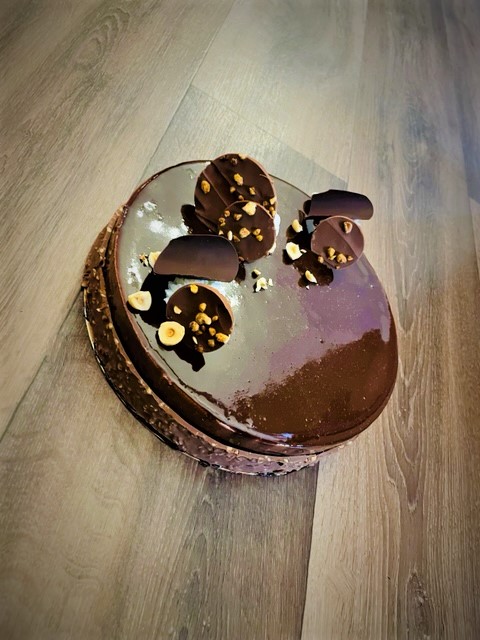 Moderní dort s čokoládovým glazé Velikost: M - Ø 24 cm pro cca 8-10osob
