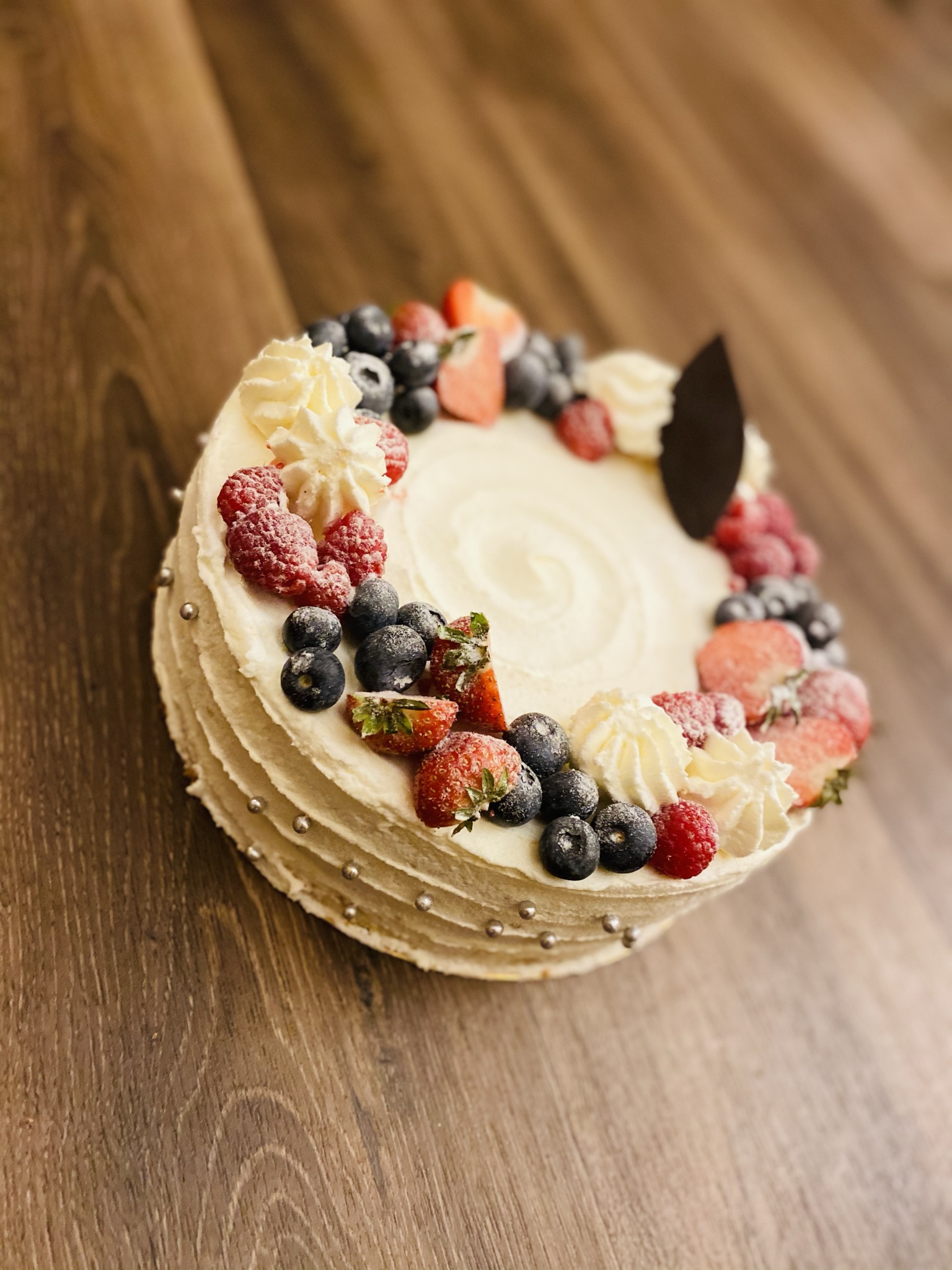 Jogurtový dort s ovocem Velikost: M - Ø 24 cm pro cca 12-14osob