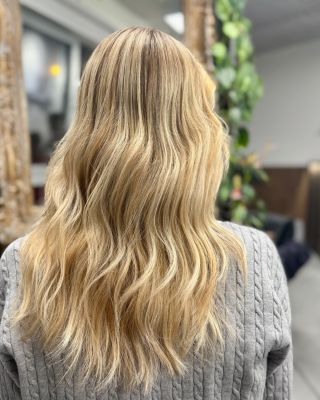 ᴡᴀᴠʏ ʙʟᴏᴡᴏᴜᴛ ʙᴀʟᴀʏᴀɢᴇ Snadná a nezatěžující změna z Foilayage na Balayage vlasy ohromně prozářila. My jsme jasně za to dát...