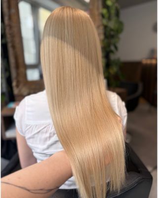 MISTIC BLONDE ✨ Blond, která působí přirozeně a zároveň září. Tentokrát jsme zvolili zesvětlení barvou Pure Pigments od...