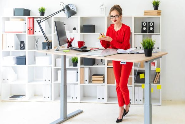 Jak správně vybrat výškově nastavitelný stůl?