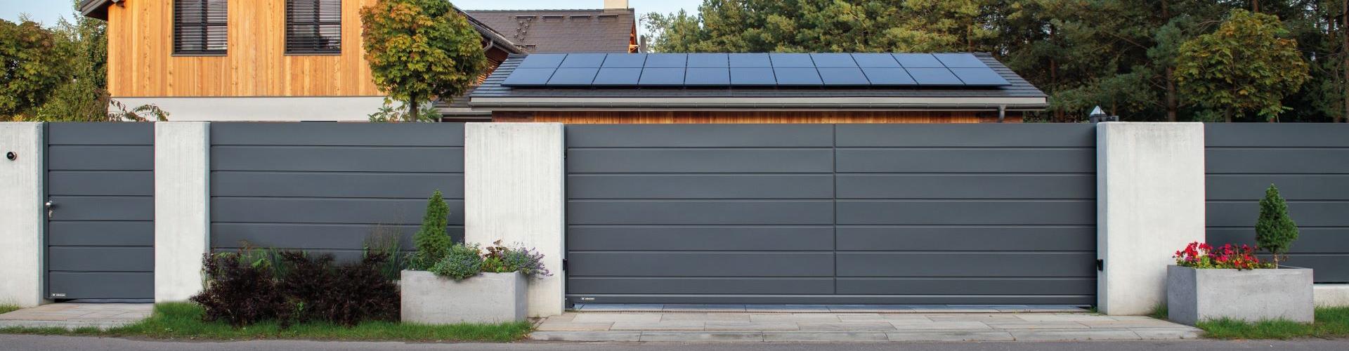 Hliníkový plot a vjezdová brána s minimalistickým designem pro moderní bydlení.