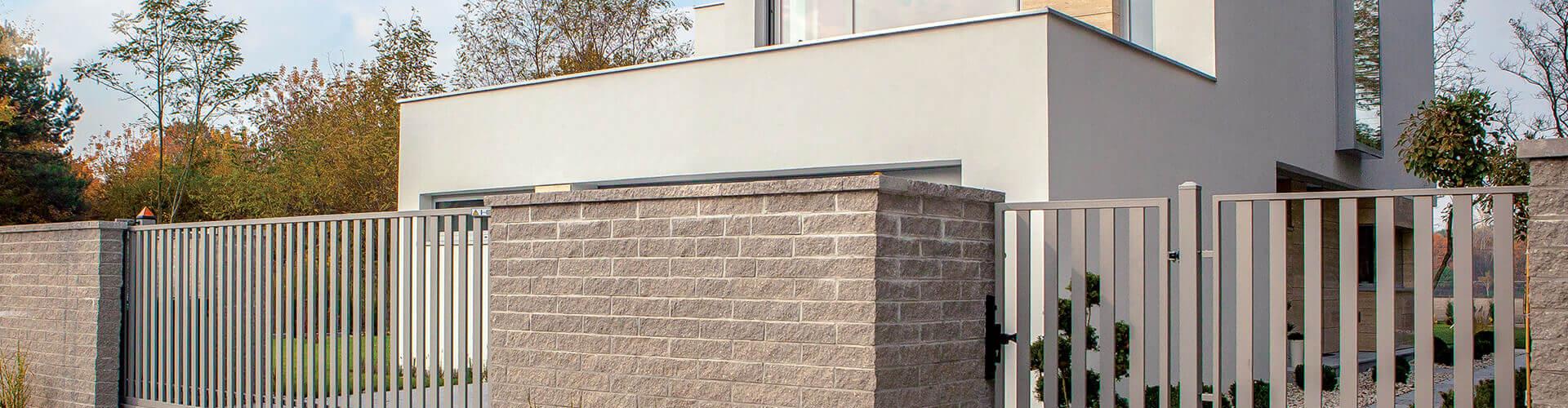 Kovový bezúdržbový plot do zahrady s jednoduchým a elegantním designem.